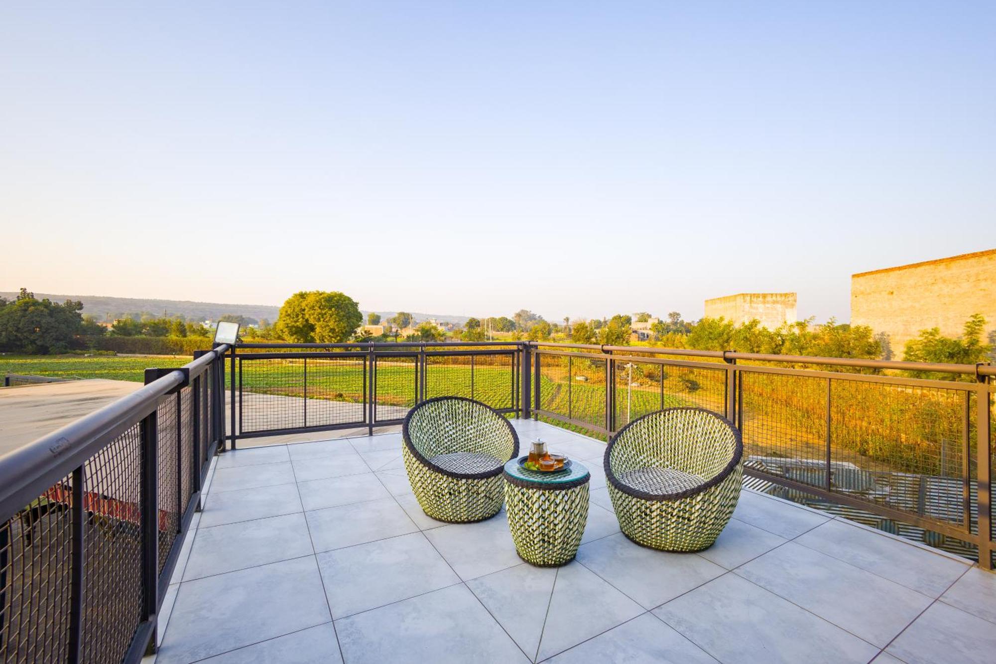 Elivaas Hidden Oasis 4Bhk With Pool, Mud House & Container House Villa Dhauj Dış mekan fotoğraf